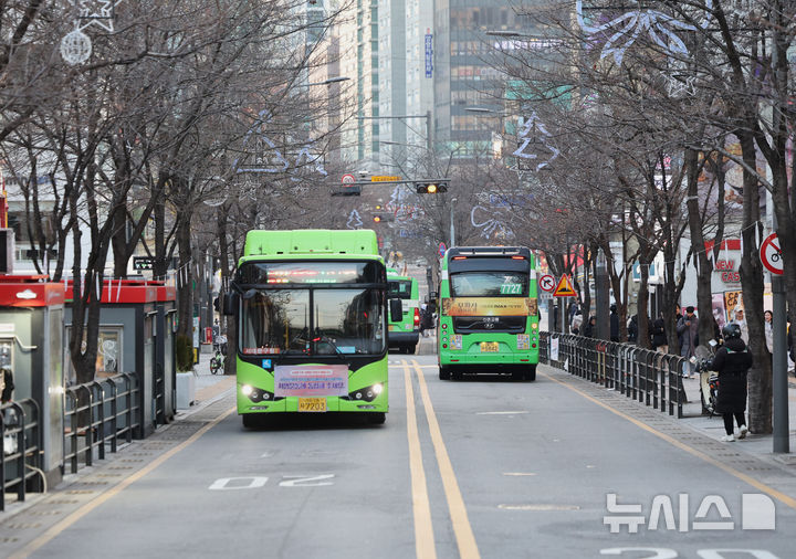 [서울=뉴시스] 김금보 기자 = 연세로 대중교통지구가 지정된 지 11년 만인 내년 1월1일자로 해제된다. 사진은 19일 택시와 승용차 등 버스를 제외한 차량 통행이 금지된 서울 서대문구 연세로. 2024.12.19. kgb@newsis.com