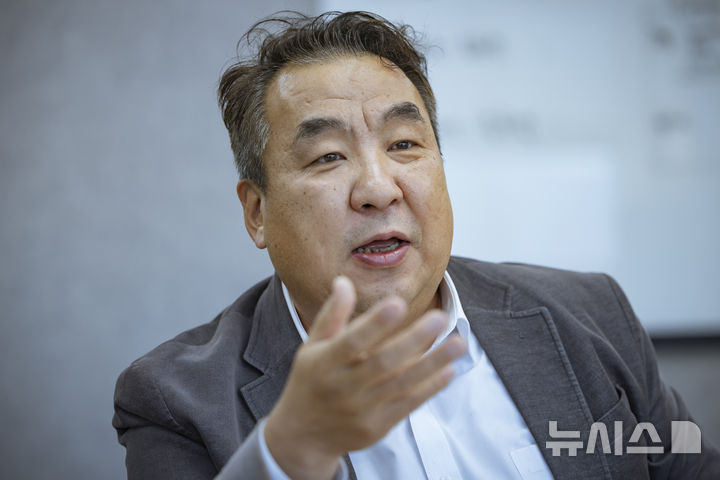 [안양=뉴시스] 정병혁 기자 = 이동범 지니언스 대표가 19일 경기 안양시 지니언스 사무실에서 뉴시스와의 인터뷰를 하고 있다. 2024.12.19. jhope@newsis.com