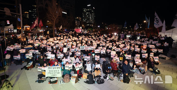 [서울=뉴시스] 김금보 기자 = 지난 19일 서울 종로구 안국역 인근에서 촛불행동 주최로 열린 '윤석열 파면 국힘당 해산 촛불문화제' 집회 참가자들이 구호를 외치고 있다. 2024.12.19. kgb@newsis.com