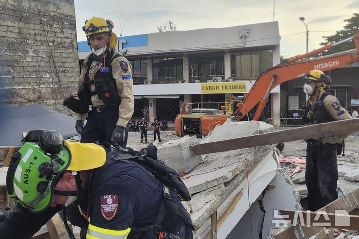 [포트빌라=AP/뉴시스] 19일(현지시각) 남태평양 바누아투 인근 해역에서 강진이 발생한 후, 호주 구조대원들이 바누아투 포트빌라의 피해 건물을 점검하고 있다. 2024.12.20.