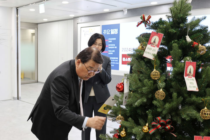 [서울=뉴시스] 소상공인시장진흥공단(소진공)은 공단본부에 반부패·청렴 실천 의지를 담은 청렴트리를 설치했다. 2024.12.20. (사진=소진공 제공) photo@newsis.com *재판매 및 DB 금지