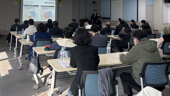 [서울=뉴시스] 한국토지주택공사(LH)가 지난 19일 부산 북구 화명3동 행정복지센터에서 '찾아가는 미래도시지원센터'를 열고 전문가 강연을 진행하는 모습. 2024.12.20. (사진=LH 제공) photo@newsis.com *재판매 및 DB 금지