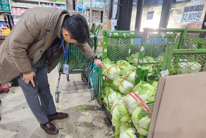 [진주=뉴시스]진주시, 김장철 맞아 농산물 원산지 특별 단속.(사진=진주시 제공).2024.12.20.photo@newsis.com *재판매 및 DB 금지