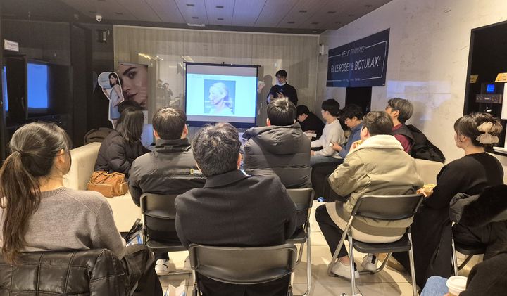 [서울=뉴시스] 라마르의원 울산점 최우식 원장이 휴젤 ‘H.E.L.F. Training’에서 흡수성 봉합사와 보툴리눔 톡신 병행 시술 이론 강의를 진행하고 있다. (사진=휴젤 제공) 2024.12.21. photo@newsis.com *재판매 및 DB 금지