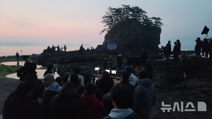 [창원=뉴시스]드라마 '정년이' 경남 고성 상족암 시루섬에서 촬영 모습.(사진=앤피오엔터테인먼트 제공)2024.12.20.photo@newsis.com