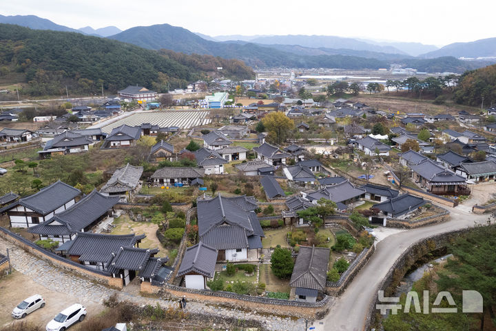 [창원=뉴시스]경남 함양군 지곡면 개평한옥마을 전경.(사진=경남영상자료관 제공) 2024.12.20.photo@newsis.com