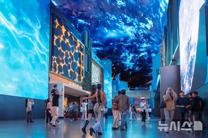 [서울=뉴시스] LED 스크린을 이용한 카운트다운, 대규모 벌룬드롭과 DJ 공연 등이 펼쳐질 인스파이어의 시그니처 공간 '오로라'. (사진= 모히건 인스파이어 엔터테인먼트 리조트 제공)