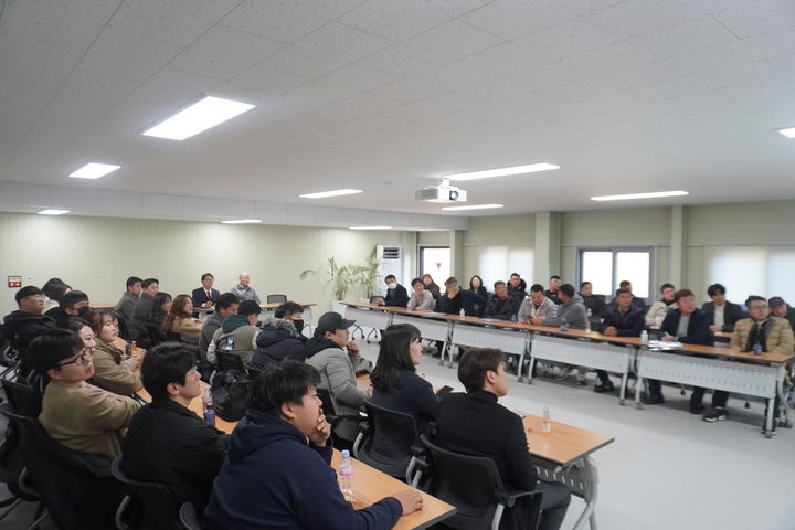 [논산=뉴시스]논사회, 논산시청년연합회, 논산시청년여성회, 논산시청년자유총연맹, 논산시새마을문구 논산시청년네트워크 등으로 구성된 논산청년들이 문제의 방산업체인 KDS를 찾아 업체로부터 무기 안전성에 대해 설명을 듣고 있다. (사진=논산시 제공). 2024. 12. 20 photo@newsis.com *재판매 및 DB 금지