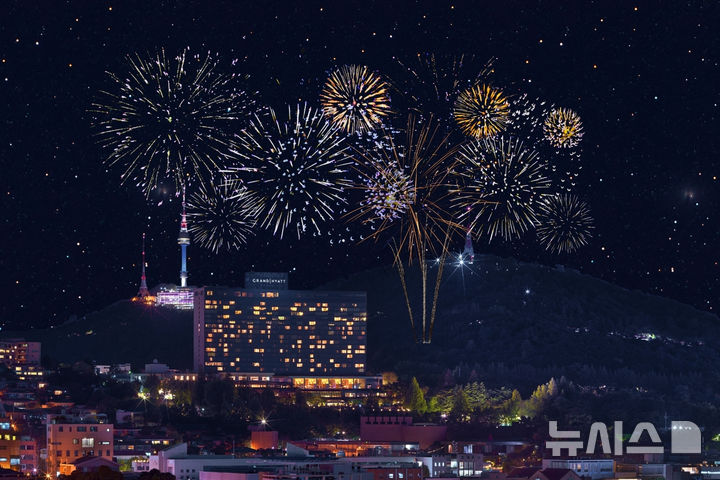 [서울=뉴시스] 그랜드 하얏트 서울 연말 불꽃놀이 이벤트. (사진= 그랜드 하얏트 서울 제공)