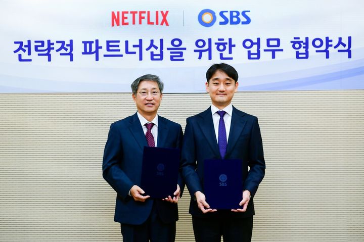 넷플릭스는 SBS와 서울 목동 SBS 방송센터에서 전략적 파트너십을 체결했다. 방문신 SBS 사장(왼쪽), 강동한 넷플릭스 한국 콘텐츠 부문 VP(오른쪽). (사진=넷플릭스 제공) *재판매 및 DB 금지