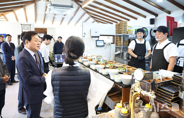 [김해=뉴시스]박완수 경남도지사가 20일 김해시 봉황대길 골목상권을 찾아 자영업자들을 격려하고 있다.(사진=경남도 제공) 2024.12.20. photo@newsis.com