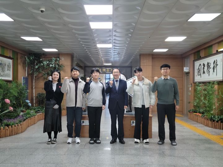 [진주=뉴시스]경남과학고 2명 대한민국 인재상에 선정됐다.사진 왼쪽부터 지도교사 고민화, 황수민, 학생 박현, 정시화 교장, 학생 김준오, 지도교사 정대수.(사진=경남과학고 제공).2024.12.20.photo@newsis.com *재판매 및 DB 금지