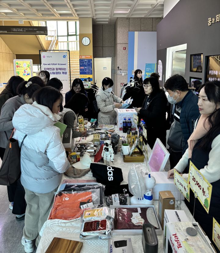 [경산=뉴시스] 경북도교육청 정보센터는 18~20일 지역민과 함께 하는 환경보호 실천·청렴 나눔장터를 열었다. (사진=경북교육청 정보센터 제공) 2024.12.20 photo@newsis.com *재판매 및 DB 금지