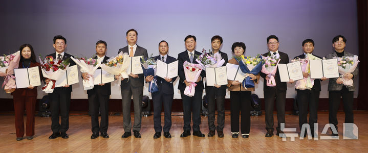 [전주=뉴시스] 20일 전북특별자치도 공연장에서 열린 12월 소통의 날 행사에서 우수한 성과를 거둔 부서를 대상으로 진행된 2024년 4분기 '혁신도정상'을 시상했다. 2024.12.20 (사진= 전북자치도 제공) *재판매 및 DB 금지