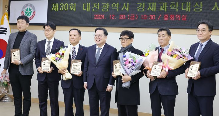 [대전=뉴시스]대전시는 20일 대전의 경제와 과학 발전에 기여한 제30회 경제과학대상 수상자 6인을 선정했다. 이장우 시장이 수상자들과 기념사진을 찍고 있다. (사진=대전시 제공). 2024. 12. 20 photo@newsis.com *재판매 및 DB 금지