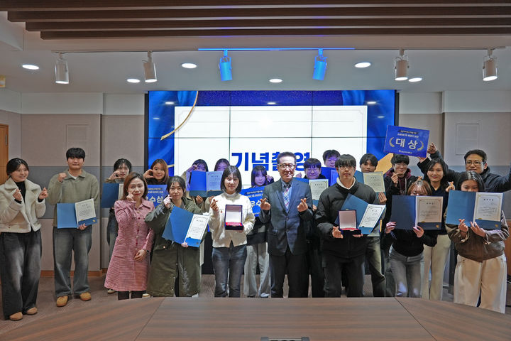 [울산=뉴시스] 구미현 기자 = 울산과학대학교가 20일 동부캠퍼스 행정본관 2층 교무회의실에서 '2024 전문대학혁신지원사업 성과 홍보 소셜미디어 콘텐츠 및 유튜브 영상 우수작품 시상식'을 개최했다. (사진=울산과학대 제공) 2024.12.20. photo@newsis.com *재판매 및 DB 금지