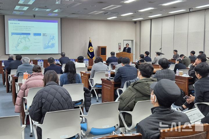 [부산=뉴시스] 김민지 기자 = 20일 오후 부산 연제구 부산시의회 2층 대회의실에서 '부산 수변 관리 전략과 과제 세미나'가 진행되고 있다. 2024.12.20. mingya@newsis.com