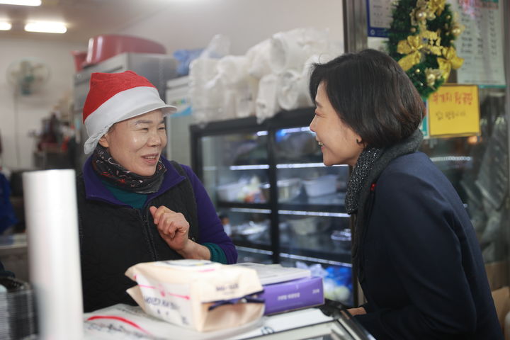 [서울 뉴시스] 오영주 중소벤처기업부 장관이 20일 서울 강서구 까치산시장에서 장을 보며 상인과 대화하고 있다. (사진=중소벤처기업부 제공) 2024.12.20. photo@newsis.com *재판매 및 DB 금지