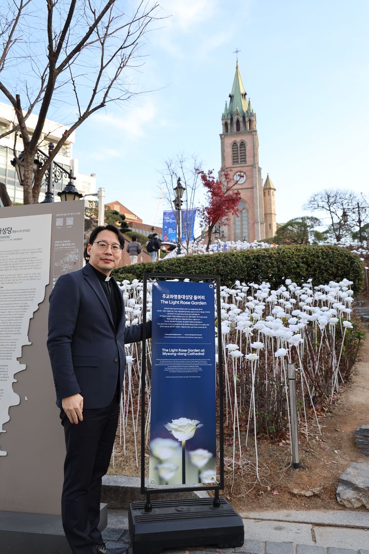 [서울=뉴시스] 서울 중구 명동성당 들머리에서 열리는 '성탄축제'를 담당한 천주교 서울대교구청 문화홍보국장 최광희 신부 (사진= 천주교 서울대교구 제공) 2024.12.20. photo@newsis.com *재판매 및 DB 금지