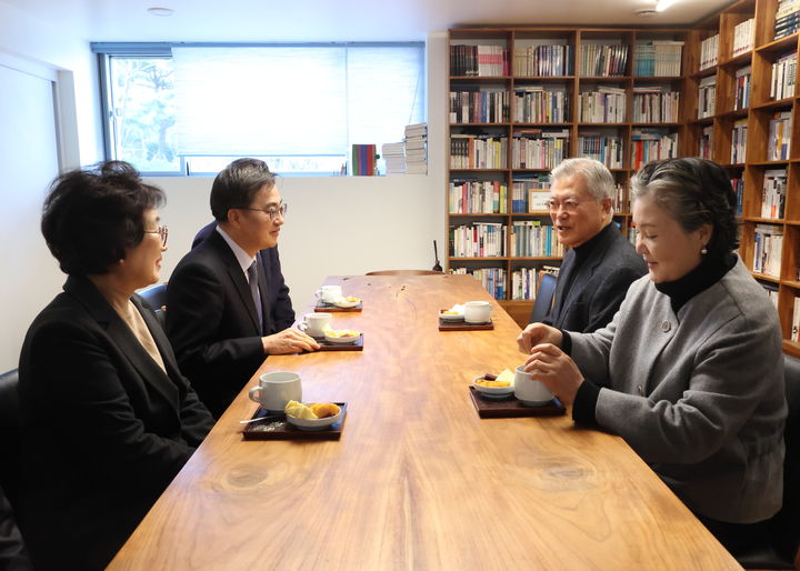 [수원=뉴시스] 20일 오후 김동연 경기도지사가 경남 양산시 평산마을을 방문해 문재인 전 대통령과 차담을 하고 있다. (사진=경기도 제공) 2024.12.20. photo@newsis.com *재판매 및 DB 금지