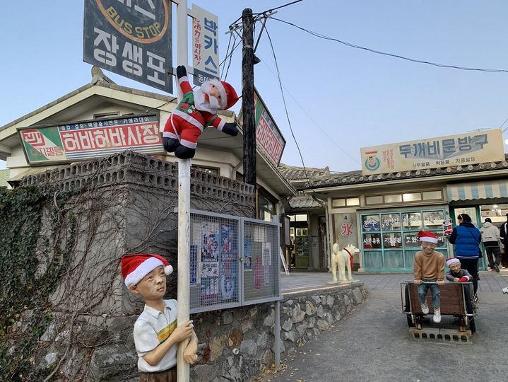 [울산=뉴시스] 크리스마스 분위기로 꾸며진 울산 고래문화마을 내 장생포 옛마을. (사진=울산 남구도시관리공단 제공) photo@newsis.com *재판매 및 DB 금지