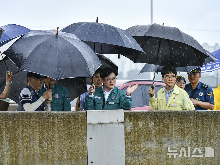 [김포=뉴시스] 정일형 기자 =김병수 김포시장(가운데)이 자연재해를 대비해 한강로 보강토 옹벽을 점검하고 있다. (사진은 김포시 제공)