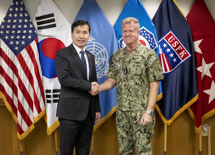 [서울=뉴시스] 김선호 국방부장관 직무대행은 20일 오후 한미연합군사령관 이취임식 참석을 위해 방한 중인 사무엘 파파로(Samuel J. Paparo) 인도태평양사령관과 한반도 안보정세와 연합방위태세 강화 방안에 대해 의견을 교환했다. (사진=국방부 제공) 2024.12.20. photo@newsis.com *재판매 및 DB 금지