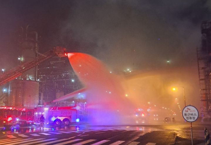 [울산=뉴시스] 박수지 기자 = 20일 오후 울산시 남구 석유화학단지 내 SK에너지 울산공장에서 불이나 소방당국이 진화 중이다. (사진=울산소방본부 제공) 2024.12.20. photo@newsis.com *재판매 및 DB 금지