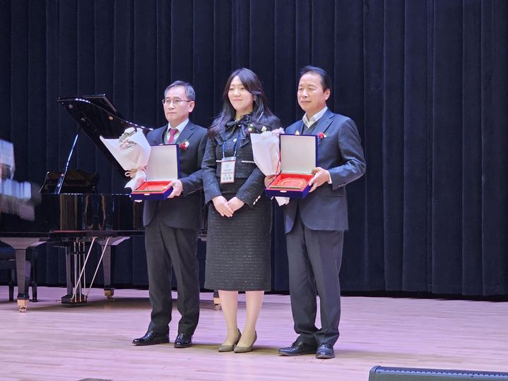 [서산=뉴시스] 김덕진 기자=20일 서산문화원 3층 공연장에서 열린 서산 디아스포라봉사단 발대식에서 봉사단 자문위원으로 임명된 명노희(오른쪽)·이홍록(왼쪽)씨가 임지혜 의장과 함께 기념 사진을 찍고 있다. 2024.12.20. spark@newsis.com *재판매 및 DB 금지