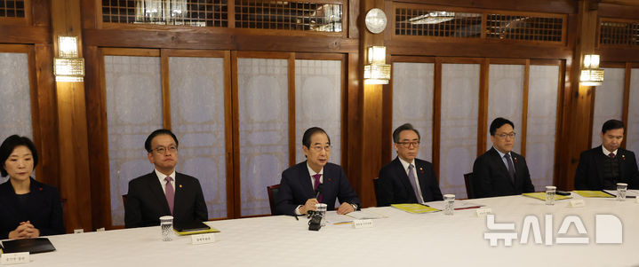 [서울=뉴시스] 최진석 기자 = 한덕수 대통령 권한대행 국무총리가 20일 서울 종로구 삼청동 총리공관에서 열린 고위당정협의회에서 발언하고 있다. (대통령실통신사진기자단) 2024.12.20. myjs@newsis.com