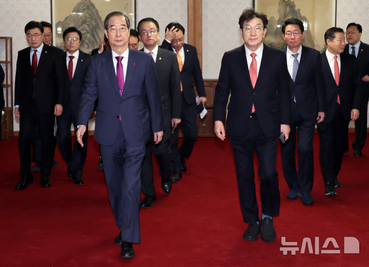 [서울=뉴시스] 최진석 기자 = 한덕수 대통령 권한대행 국무총리가 20일 서울 종로구 삼청동 총리공관에서 열린 고위당정협의회에서 권성동 국민의힘 대표 권한대행 겸 원내대표를 비롯한 참석자들과 기념촬영 뒤 자리로 향하고 있다. (대통령실통신사진기자단) 2024.12.20. myjs@newsis.com