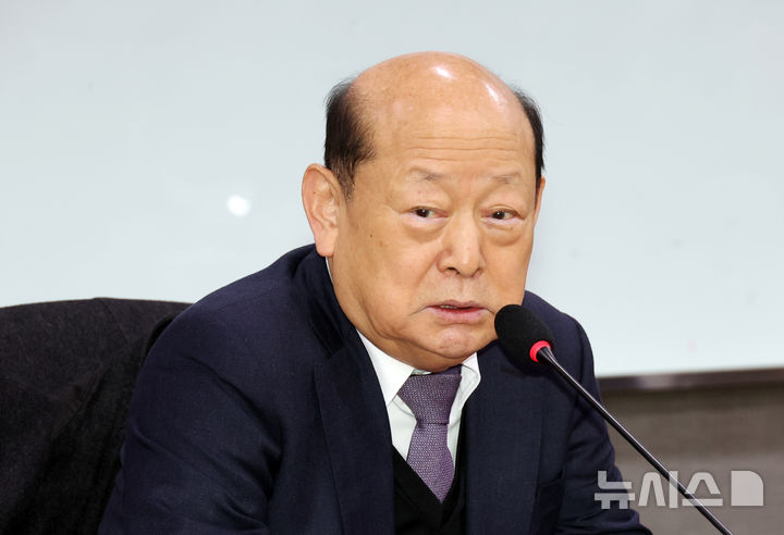 [서울=뉴시스] 고승민 기자 = 송두환 전 국가인권위원장이 20일 서울 여의도 국회 의원회관에서 열린 윤석열 탄핵 소추단-대리인단 간담회에서 인사말을 하고 있다. 2024.12.20. kkssmm99@newsis.com