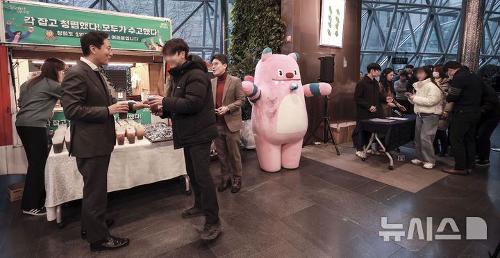 [서울=뉴시스] 정병혁 기자 = 오세훈 서울시장이 20일 서울 중구 서울시청에서 열린 서울시 직원 격려 행사에서 직원들에게 커피를 나눠주고 있다. 서울시는 국민권익위원회가 발표한 올해 '공공기관 종합청렴도' 평가에서 서울시가 17개 시도 중 1위(1등급)를 달성한 점 등을 축하하기 위해 이번 직원 격려행사를 진행했다. 서울시가 종합청렴도 1등급을 받은 건 오 시장 재임 시절인 2010년 이후 14년 만이다. 2024.12.20. jhope@newsis.com