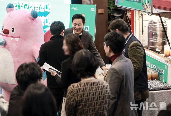 [서울=뉴시스] 정병혁 기자 = 오세훈 서울시장이 20일 서울 중구 서울시청에서 열린 서울시 직원 격려 행사에서 직원들에게 커피를 나눠주고 있다. 서울시는 국민권익위원회가 발표한 올해 '공공기관 종합청렴도' 평가에서 서울시가 17개 시도 중 1위(1등급)를 달성한 점 등을 축하하기 위해 이번 직원 격려행사를 진행했다. 서울시가 종합청렴도 1등급을 받은 건 오 시장 재임 시절인 2010년 이후 14년 만이다. 2024.12.20. jhope@newsis.com