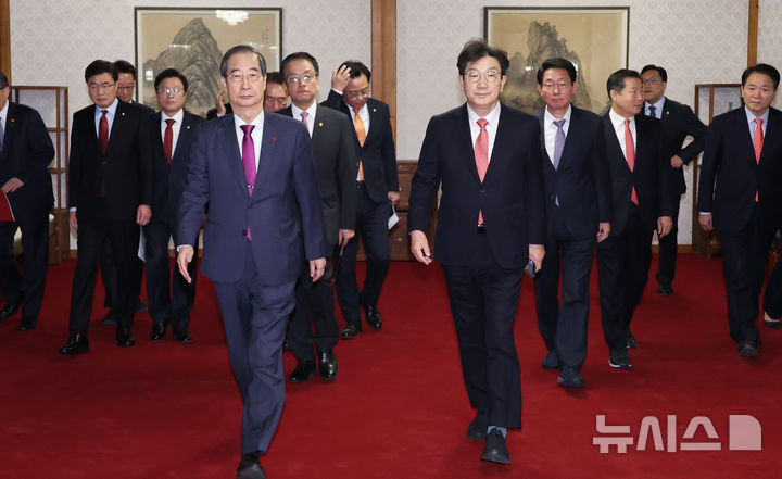 [서울=뉴시스] 최진석 기자 = 한덕수 대통령 권한대행 국무총리와 국민의힘 권성동 대표 권한대행 겸 원내대표가 20일 서울 종로구 삼청동 총리공관에서 기념촬영 후 고위당정협의회 장소로 이동하고 있다. (대통령실통신사진기자단) 2024.12.20. myjs@newsis.com