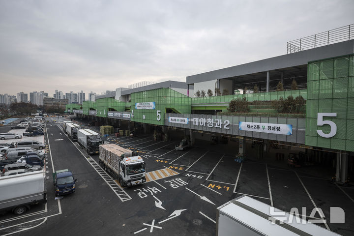 [서울=뉴시스] 정병혁 기자 = 20일 서울 송파구 가락시장 채소2동이 공개되어 있다. 2024.12.20. jhope@newsis.com