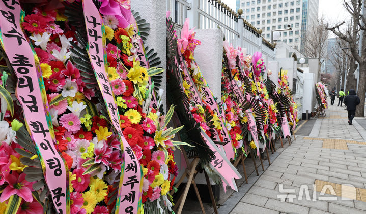 [서울=뉴시스] 김명원 기자 = 20일 오전 서울 종로구 정부서울청사 후문에 한덕수 대통령 권한대행 국무총리를 응원하는 메시지가 담긴 화환들이 놓여 있다. 2024.12.20. kmx1105@newsis.com