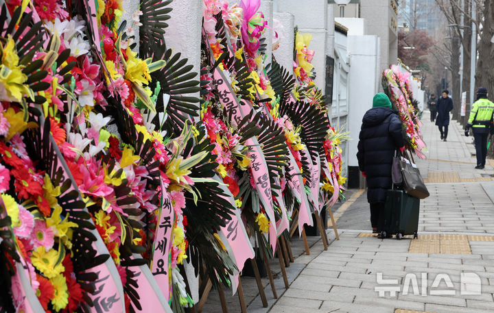 [서울=뉴시스] 김명원 기자 = 20일 오전 서울 종로구 정부서울청사 후문에 한덕수 대통령 권한대행 국무총리를 응원하는 메시지가 담긴 화환들이 놓여 있다. 2024.12.20. kmx1105@newsis.com