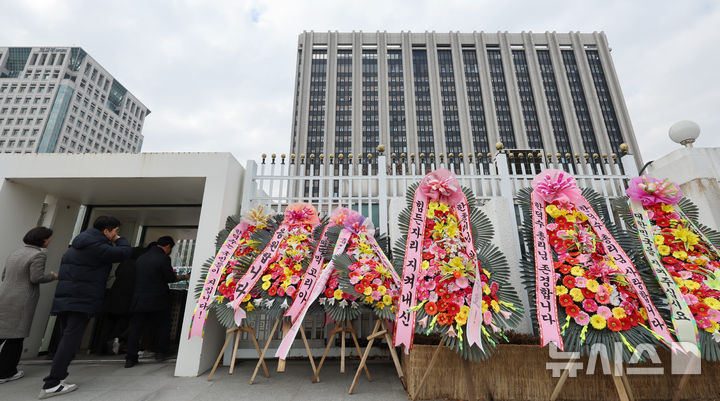 [서울=뉴시스] 김명원 기자 = 20일 오전 서울 종로구 정부서울청사 정문에 한덕수 대통령 권한대행 국무총리를 응원하는 메시지가 담긴 화환들이 놓여 있다. 2024.12.20. kmx1105@newsis.com