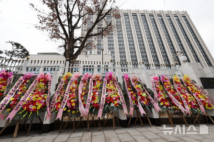 [서울=뉴시스] 김명원 기자 = 20일 오전 서울 종로구 정부서울청사 후문에 한덕수 대통령 권한대행 국무총리를 응원하는 메시지가 담긴 화환들이 놓여 있다. 2024.12.20. kmx1105@newsis.com