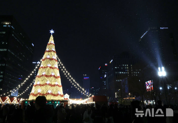 [서울=뉴시스] 김금보 기자 = 20일 오후 서울 종로구 광화문광장에서 열린 '2024 광화문 마켓' 행사에 설치된 대형 성탄절 트리가 빛을 비추고 있다. 2024.12.20. kgb@newsis.com