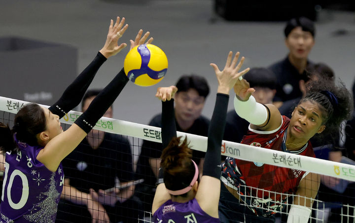 [서울=뉴시스] 이영환 기자 = 지난해 12월20일 경기 수원실내체육관에서 열린 2024-2025 V리그 흥국생명과 현대건설의 경기, 현대건설 모마가 공격을 하고 있다. (사진=현대건설 배구단 제공) 2024.12.20. photo@newsis.com *재판매 및 DB 금지