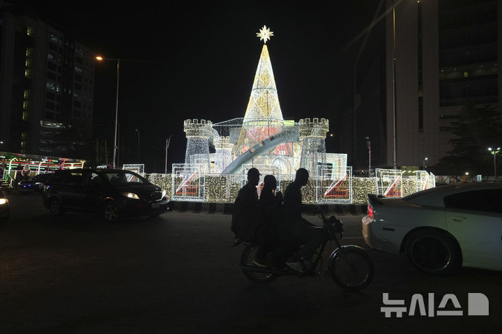 [AP/뉴시스] 20일 나이지리아 라고스 도심에 크리스마스 장식품이 세워져 있다