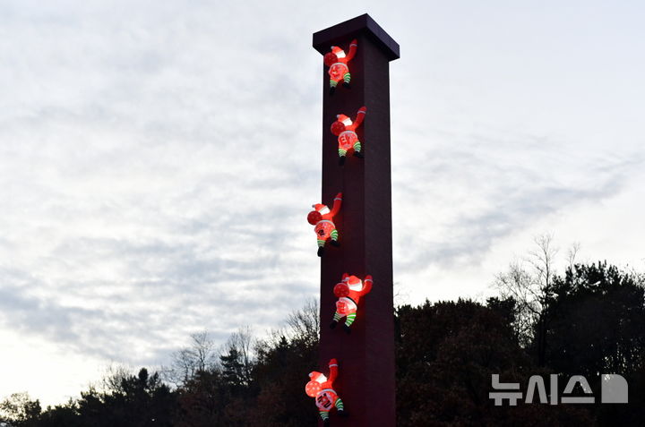 [창원=뉴시스]국립창원대학교 정문과 도서관 사이 동력실 굴뚝에 설치된 산타 조형물.(사진=국립창원대 제공)2024.12.21. photo@newsis.com