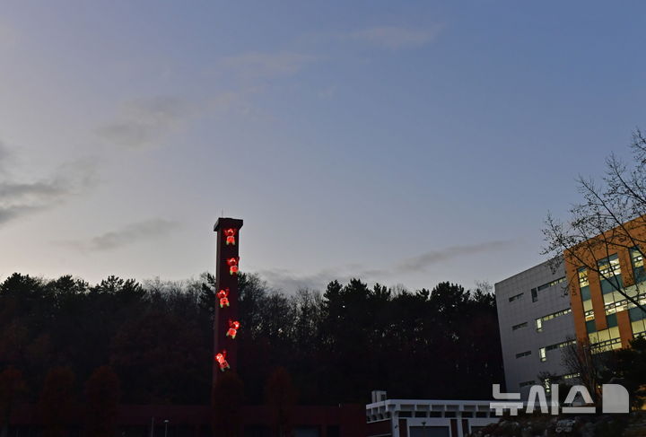 [창원=뉴시스]국립창원대학교 정문과 도서관 사이 동력실 굴뚝에 설치된 산타 조형물.(사진=국립창원대 제공)2024.12.21. photo@newsis.com