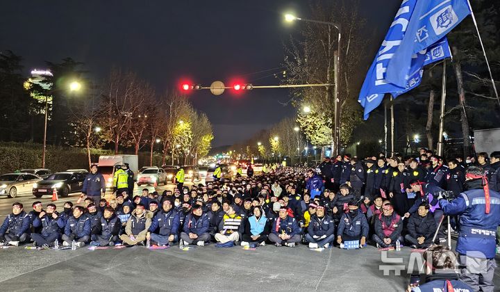 [포항=뉴시스] 송종욱 기자 = '2024년 임단협 승리, 현대제철 포항공장 투자 쟁취 포항지부 결의대회'가 20일 오후 현대제철 포항공장 정문 앞 동해안로에서 현대제철지회·현대IMC지회 조합원, 금속노조 소속 지회 확대 간부 등 총 1500여명이 참여한 가운데 열리고 있다. 2024.12.20. sjw@newsis.com