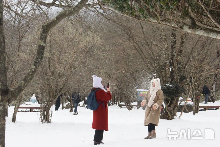 [제주=뉴시스] 양영전 기자 = 한라산에 많은 눈이 내려 쌓인 21일 오후 제주시 해안동 어리목탐방로 입구를 찾은 도민과 관광객들이 즐거운 시간을 보내고 있다. 2024.12.21. 0jeoni@newsis.com 