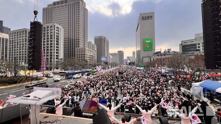 [서울=뉴시스]자유통일당, 대한민국바로세우기국민운동본부(대국본) 등 보수 성향 단체들이 21일 오후 광화문 광장 일대에서 '국민혁명대회'를 진행했다. (사진 = 대국본 제공) 2024.12.21.photo@newsis.com