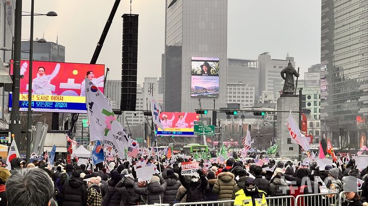 [서울=뉴시스]자유통일당, 대한민국바로세우기국민운동본부(대국본) 등 보수 성향 단체들이 21일 오후 광화문 광장 일대에서 '국민혁명대회'를 진행했다. (사진 = 대국본 제공) 2024.12.21. photo@newsis.com