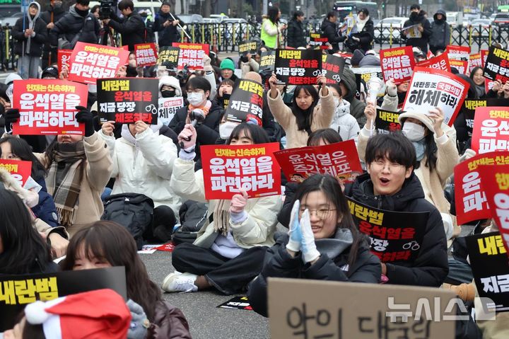 [서울=뉴시스] 윤석열 퇴진 전국 대학생 시국회의가 21일 오후 1시30분 경복궁역 인근 서십자각터에서 '윤석열 퇴진 3차 대학생 시국대회'를 열고 발언하고 있다. (사진=윤석열 퇴진 전국 대학생 시국회의 제공) 2024.12.21. photo@newsis.com